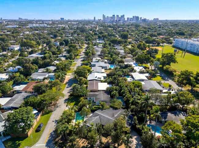 Building Photo - 714 NE 17th Ct