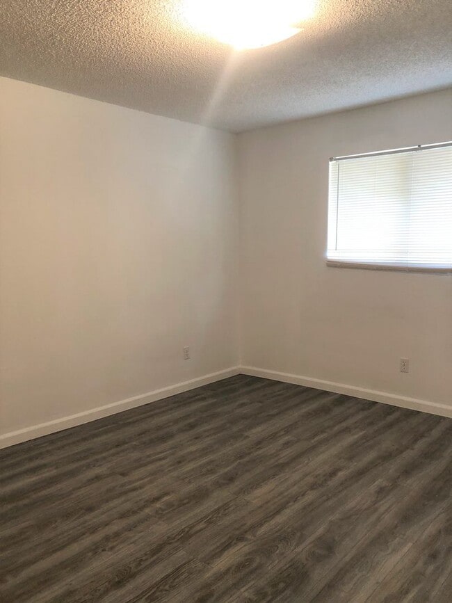 Building Photo - 2 bedroom 2 bath duplex