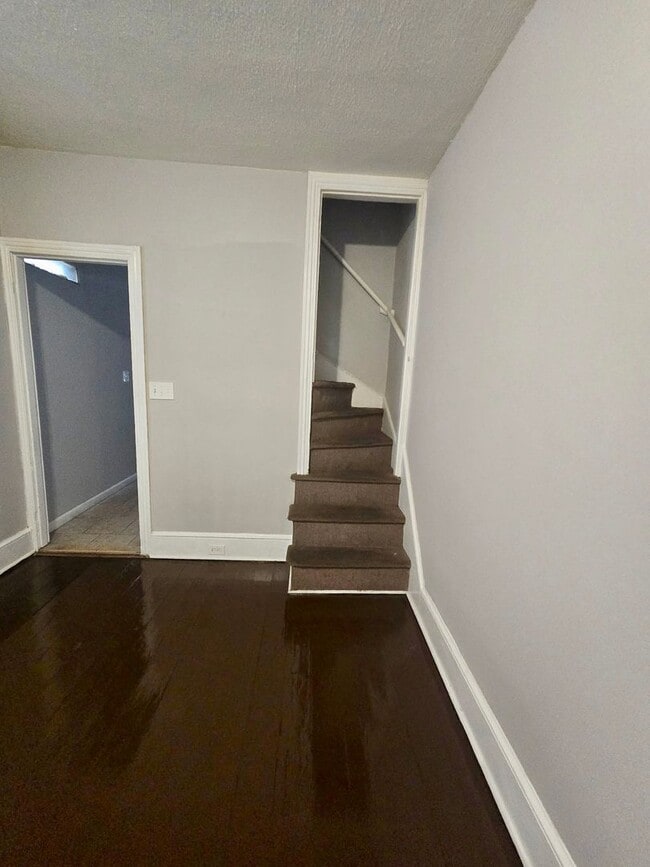 Building Photo - 3 Bedroom
