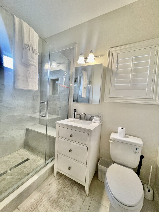 Building Photo - Luxurious 5-Bed, 4-Bath Fully Furnished Home in Henderson-