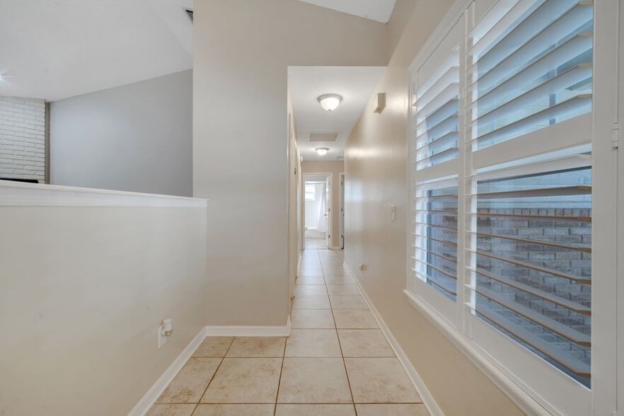 Building Photo - 755 Oak Terrace