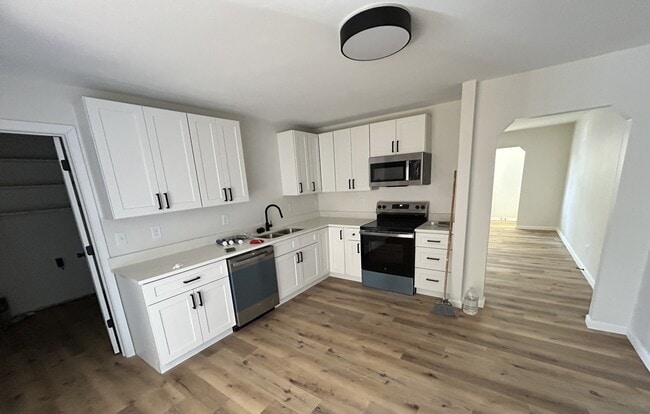 Building Photo - 806 Stratford Dr