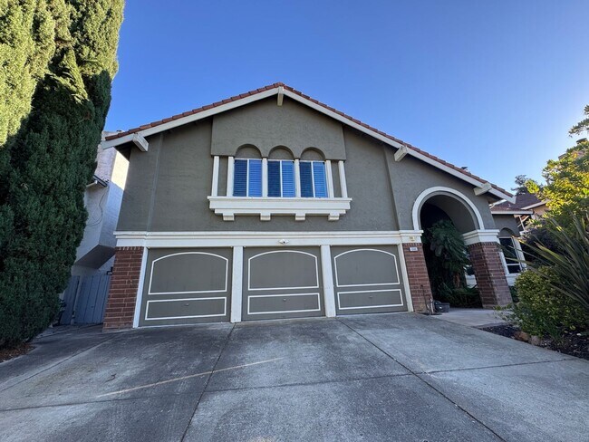 Building Photo - Beautiful 4 Bed 3 Bath + Huge Bonus Room A...