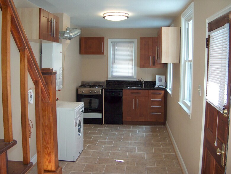 Building Photo - 515 S Madeira St