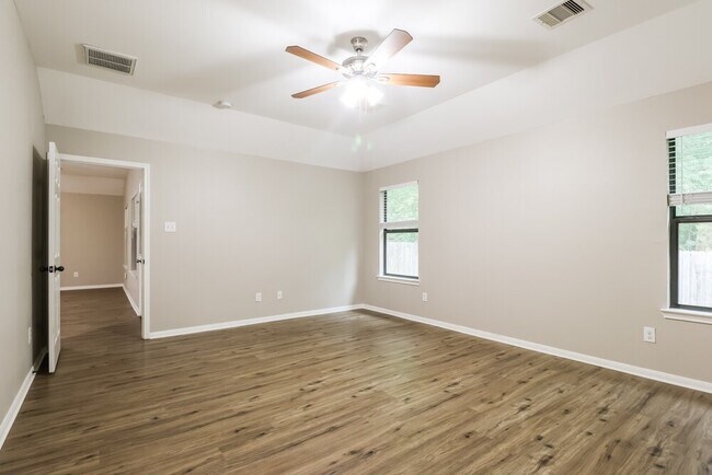 Building Photo - 2815 Lexington Park Dr
