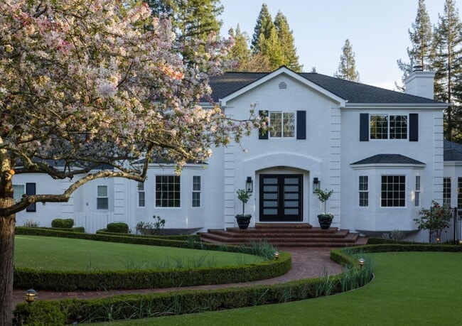 Building Photo - 10 Meadow Ln