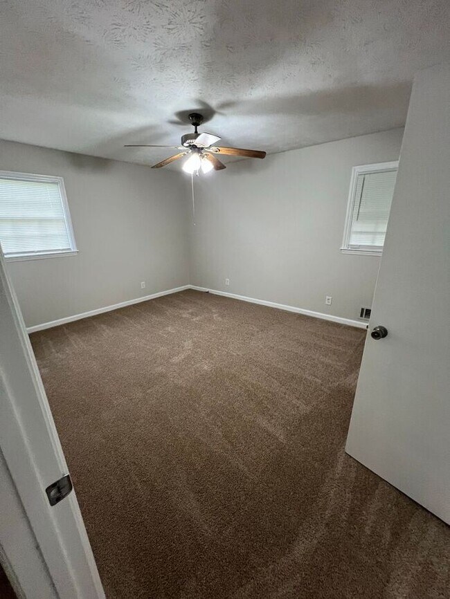 Building Photo - READY NOW!!!! 3 bed 2 bath!