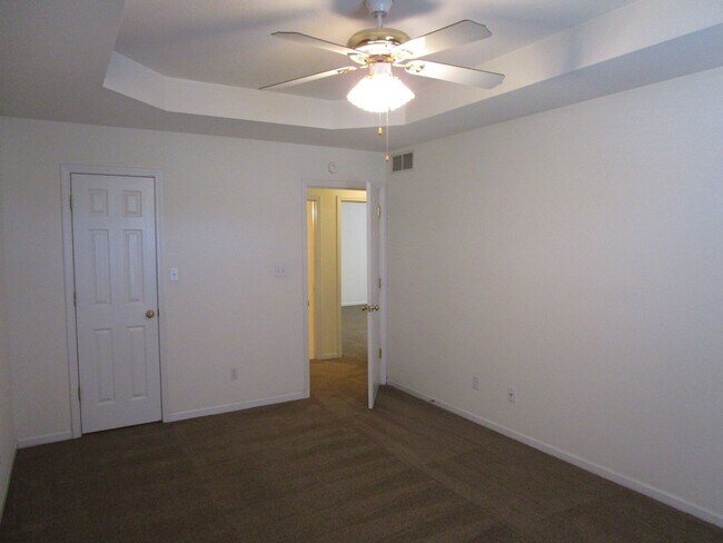 Building Photo - 1704-1706-1706 Louise Cir