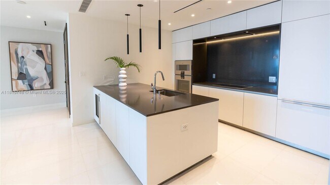 Building Photo - 300 Biscayne Blvd Way
