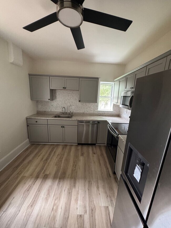 Primary Photo - Charming Lancaster City 5 BR/ 1.5 Bath Hom...