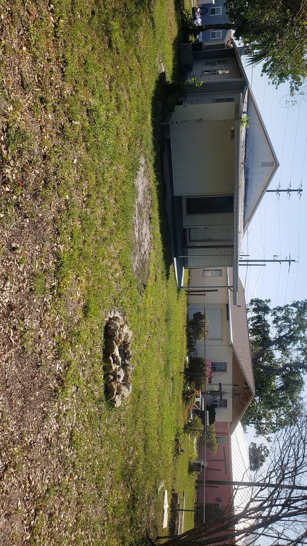 Building Photo - Move in Special - Half off fist months rent - 3 bedroom 1 bath