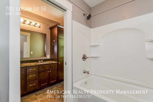 Building Photo - 701 Logan St SE