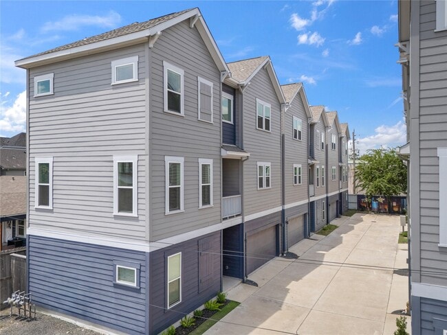 Building Photo - 2206 Lou Ellen Ln