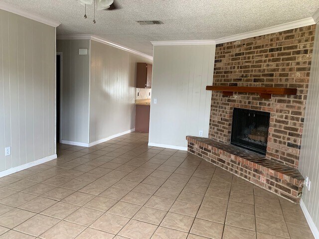 Living - 137 Lullwood Dr