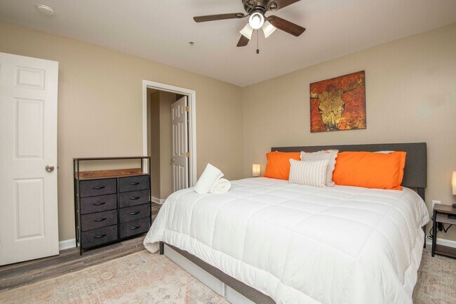 Building Photo - Knoxville 37916 - 3 bedroom, 2 bath condo in UT area, Short term rental considered @ $3400 a mont...