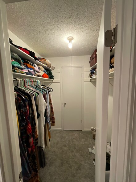 Walk in closet - 1479 Cliff Ct