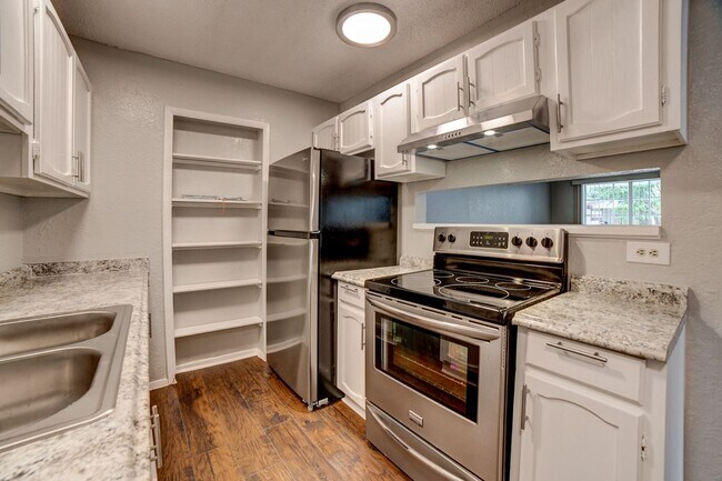 Building Photo - 2 bed/ 1 bath Located Next to Major Highways!