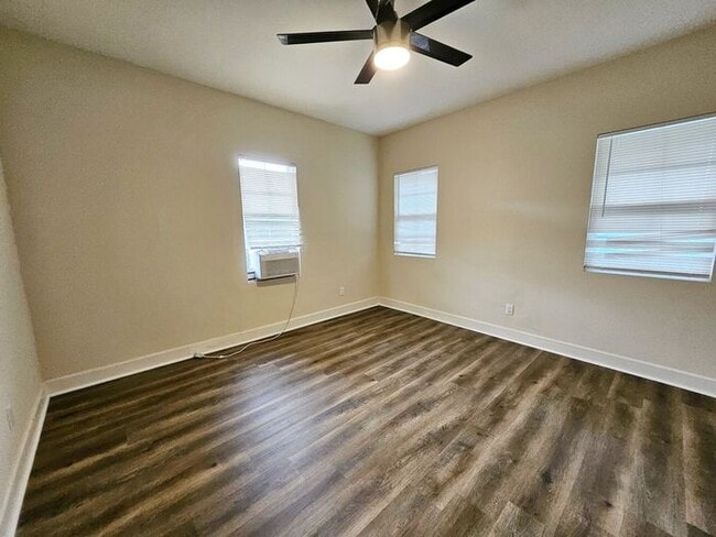 Building Photo - New Listing!