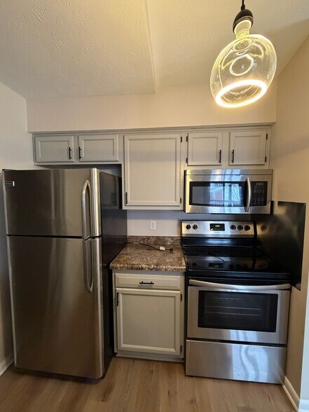 Kitchen - 533 Aspen Glen Dr