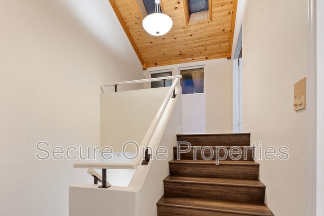 Building Photo - 4671 Club View Dr