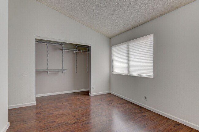 Building Photo - 820 N Sloan Ln
