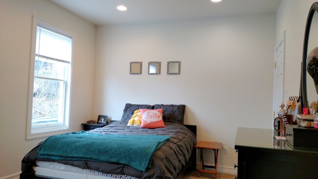 Building Photo - Beautifully Remodeled Two Bed Two Bath Hou...