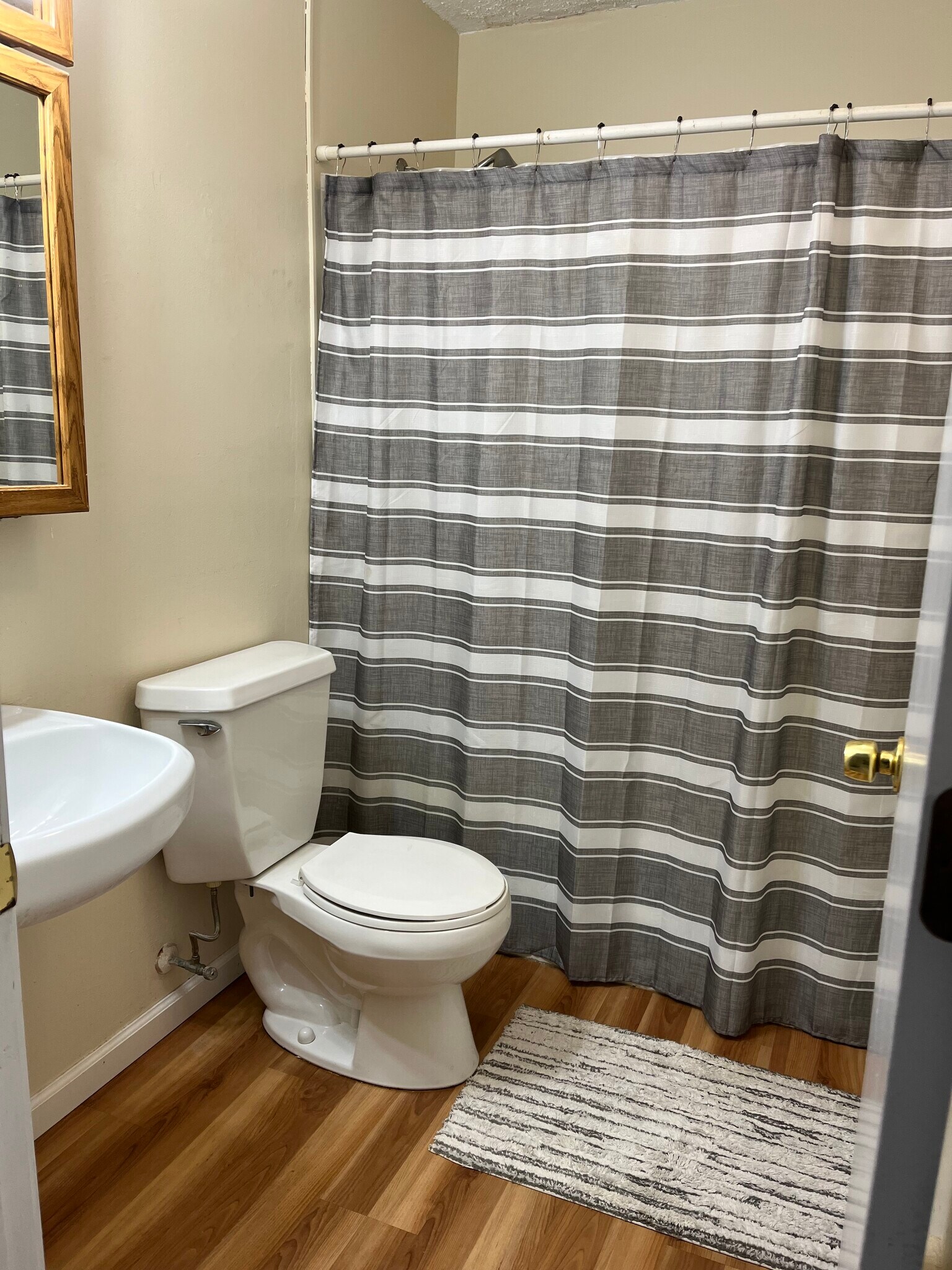 Bedroom level full bathroom - 82 Rhoda Ln