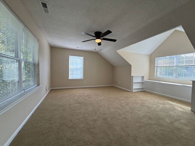 Building Photo - 221 Sherbrooke Dr