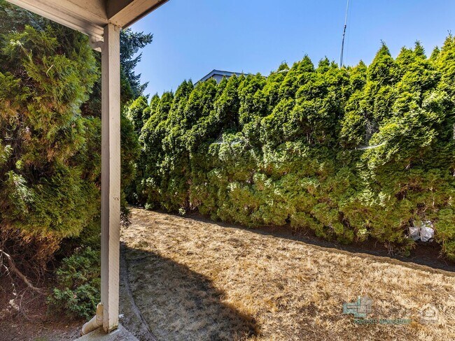 Building Photo - 3493-3493 Hawthorne Ave NE