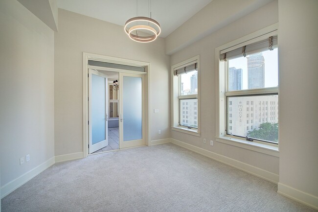 Building Photo - 2 Bd / 2.5 Ba Seattle Condo