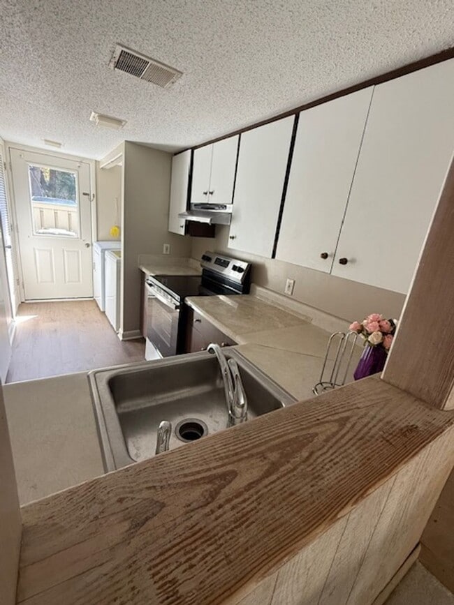 Building Photo - 2 Bedroom / 2 Bathroom @ Surf Court