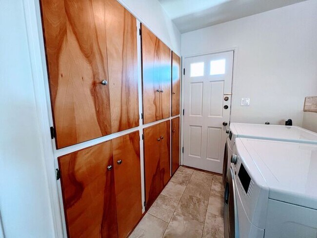 Building Photo - 3 Bed, 2 Bath, 2 Car Garage with Ocean Vie...