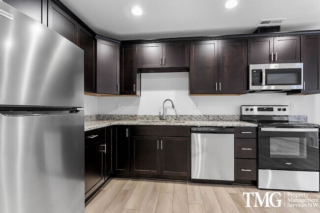 Building Photo - Modern townhome available June 1st!