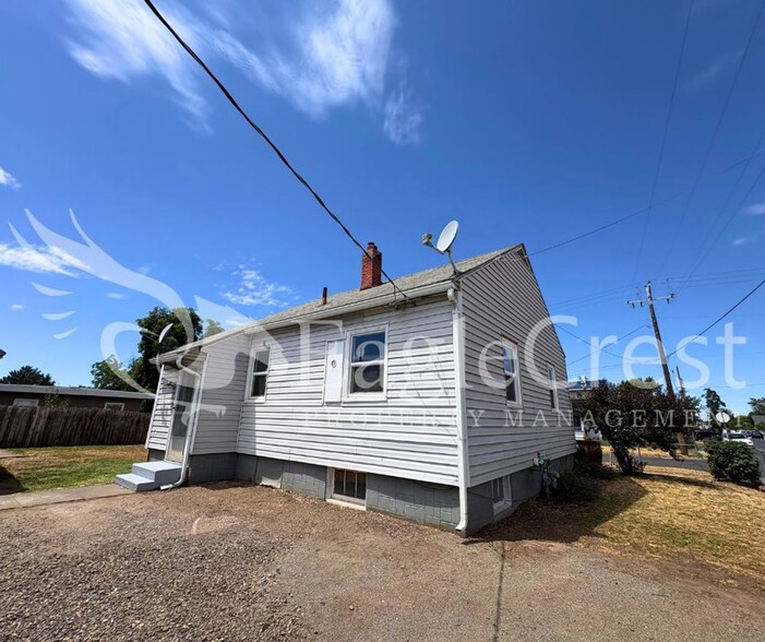 Building Photo - Charming 2-Bedroom Home with Modern Finishes & Open Yard