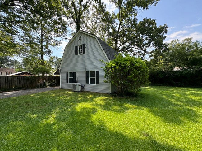 Building Photo - 1/1 Garage Apartment in Old Summerville Pa...