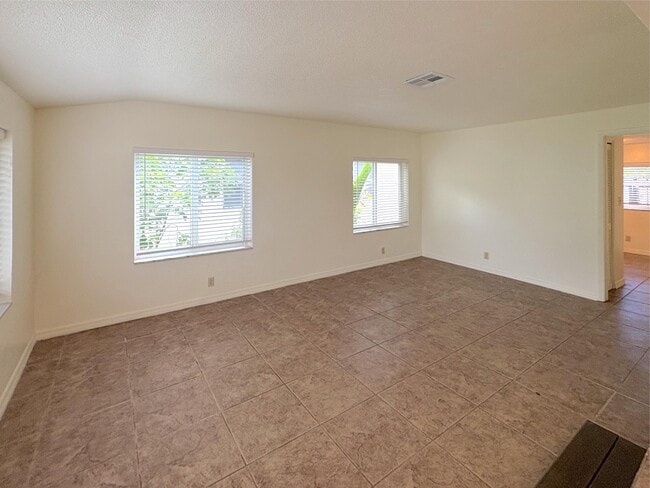 Building Photo - 1124 NE 5th Ave