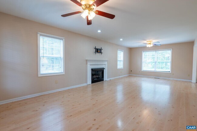 Building Photo - 497 Sunset Dr