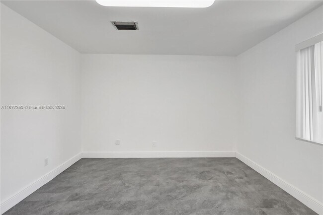 Building Photo - 5980 SW 40th Ave