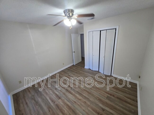 Building Photo - 8430 Country Walk Dr