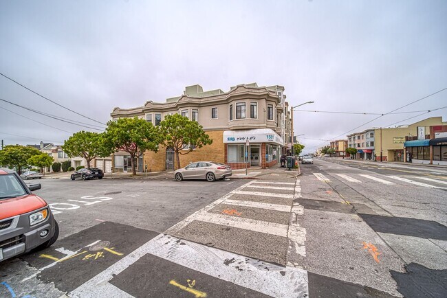 Building Photo - 2407 25th Ave