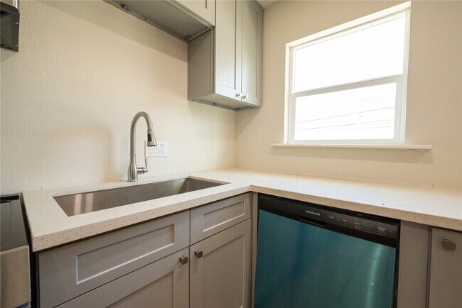 Building Photo - 912 Church St