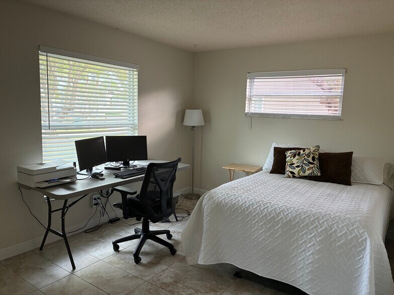 Building Photo - 105 N Bay Hills Blvd