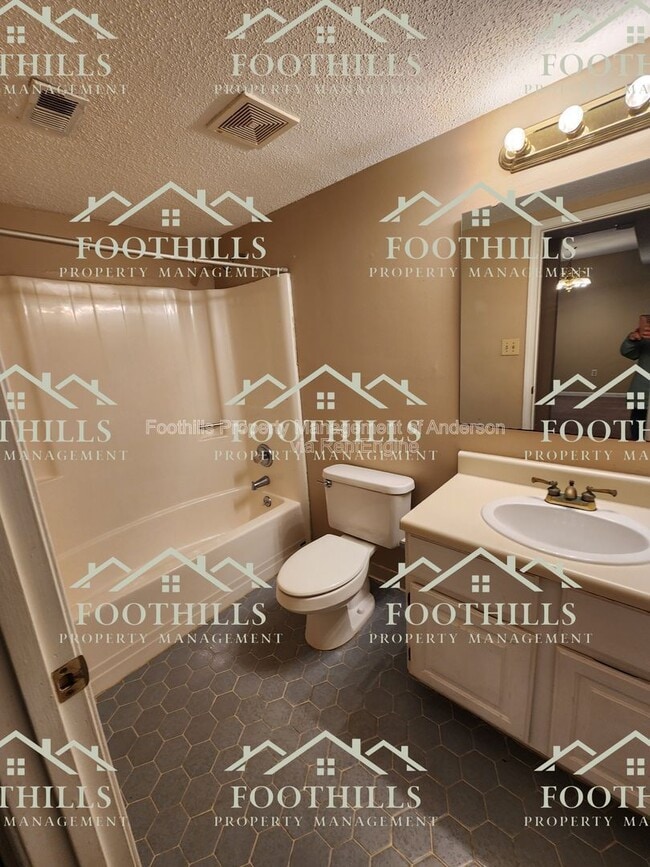 Building Photo - 1011 Northlake Dr