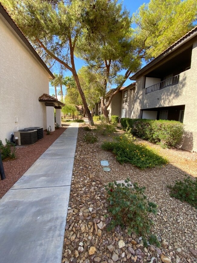 Building Photo - 3 Bedroom 2 bath condo located on second floor.