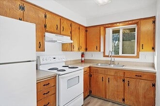 Building Photo - 3 bedroom downtown Hillsboro!! Call today-...