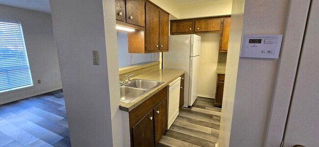 Building Photo - Tour Today! Newly Updated 2/1.5 Townhome i...