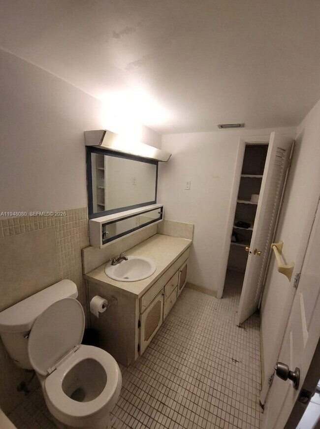 Building Photo - 1591 NE Miami Gardens Dr