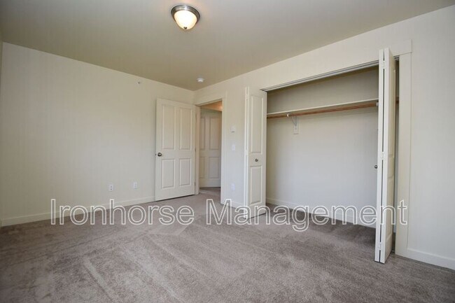 Building Photo - 807 W Villard St