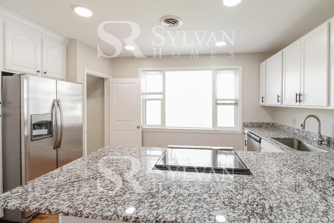 Building Photo - Remarkable Value. Unbeatable Location!