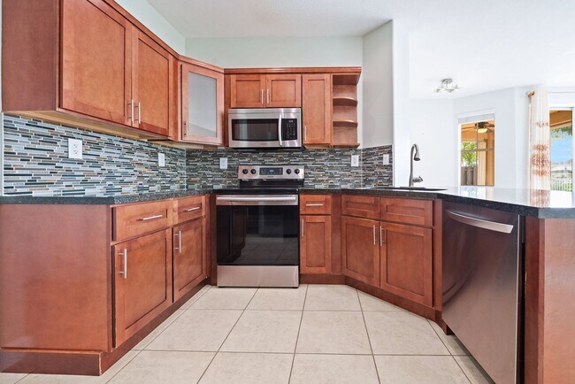 Building Photo - Spacious Waterfront 3-bedroom 3-bath Singl...